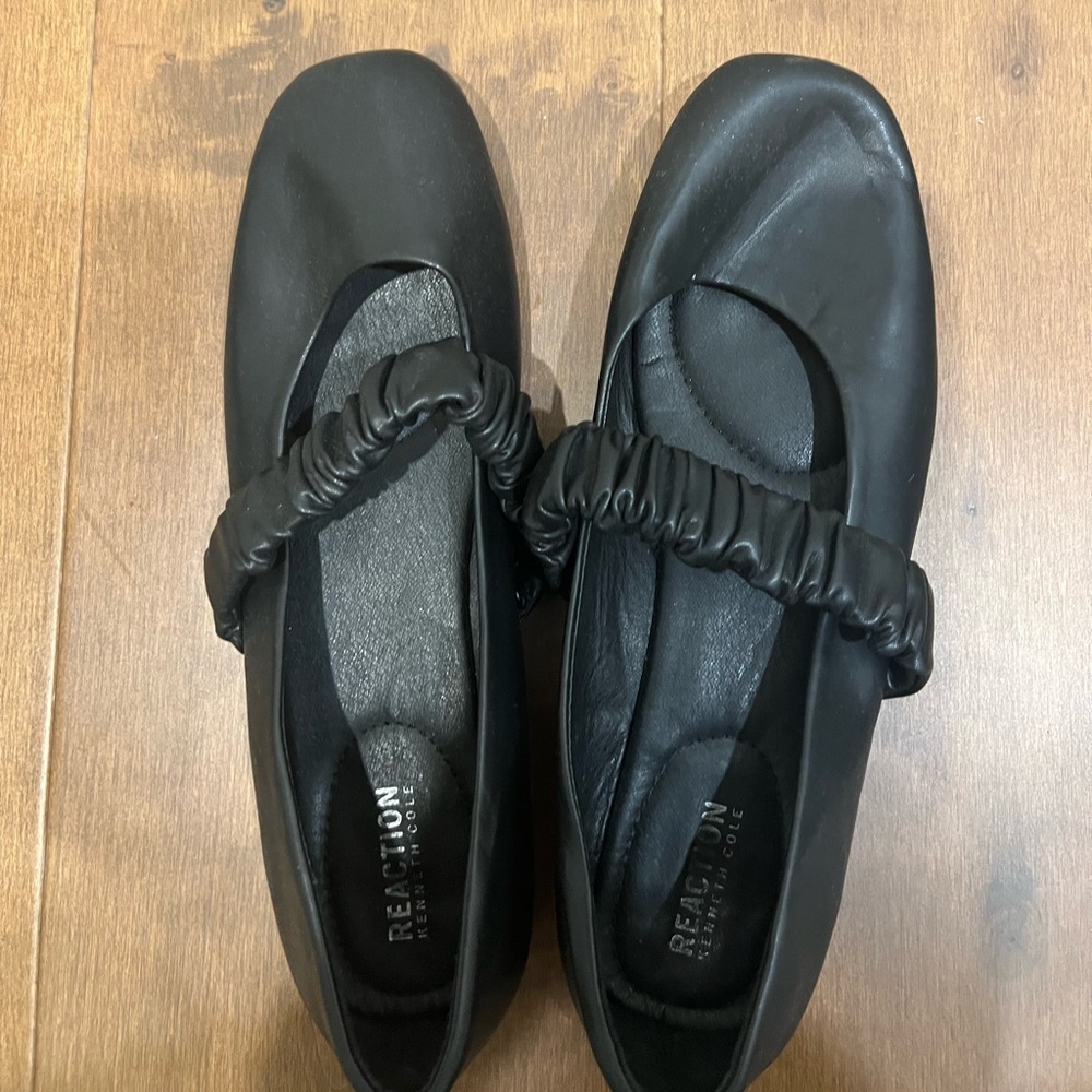 Kenneth Cole black ballet flats
